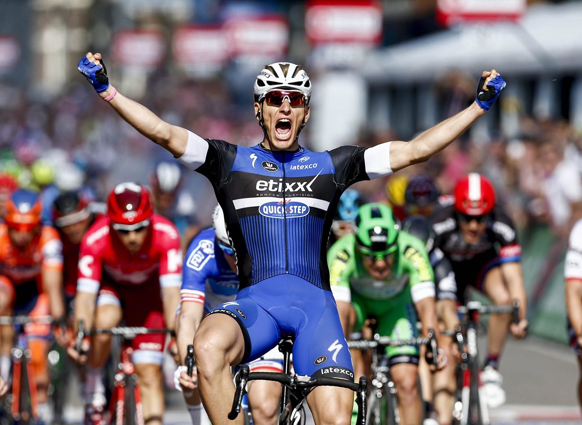 Marcel Kittel festeja tras ingresar a la meta en la segunda etapa del Giro. (Foto Prensa Libre: EFE)