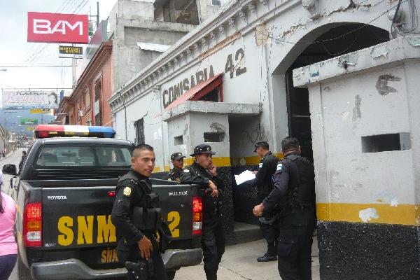 Agentes policiales  de la Comisaría 42