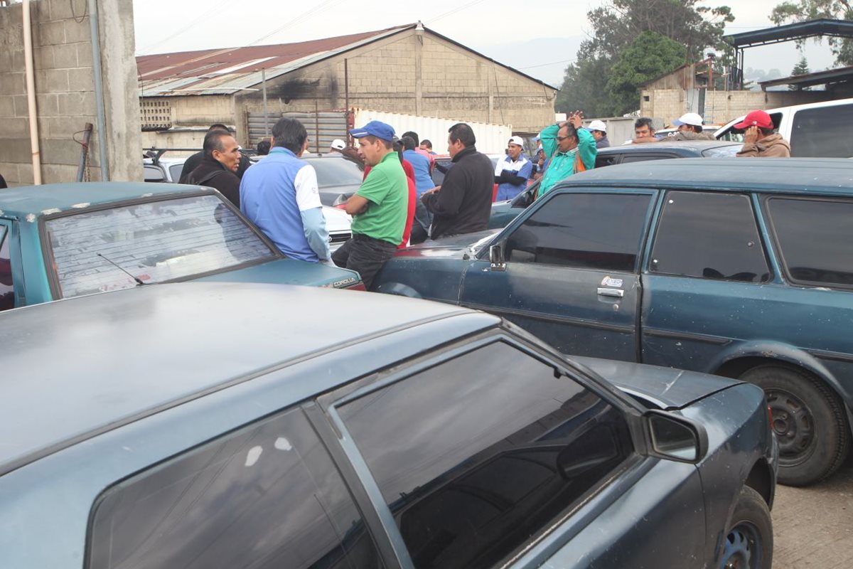 Los pilotos del Transurbano permanecen afuera del predio y se resisten a sacar las unidades.
