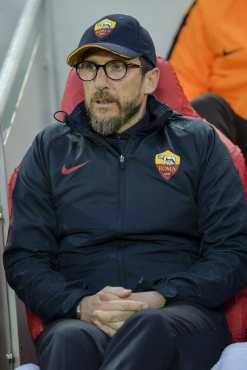 El entrenador de la AS Roma, Eusebio Di Francesco, observa el partido de ida de semifinales de la Liga de Campeones. (Foto Prensa Libre: EFE)