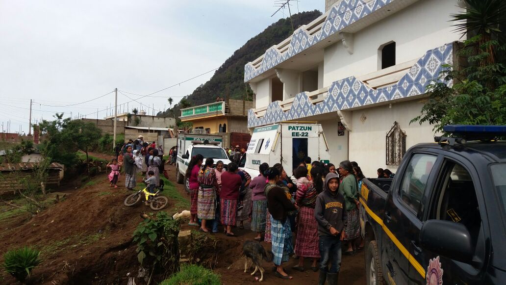 Socorristas permanecen en vivienda ubicada en la aldea Xejolón, Patzún, Chimaltenango, donde fueron hallados los cadáveres de tres hermanas. (Foto Prensa Libre: Víctor Chamalé)
