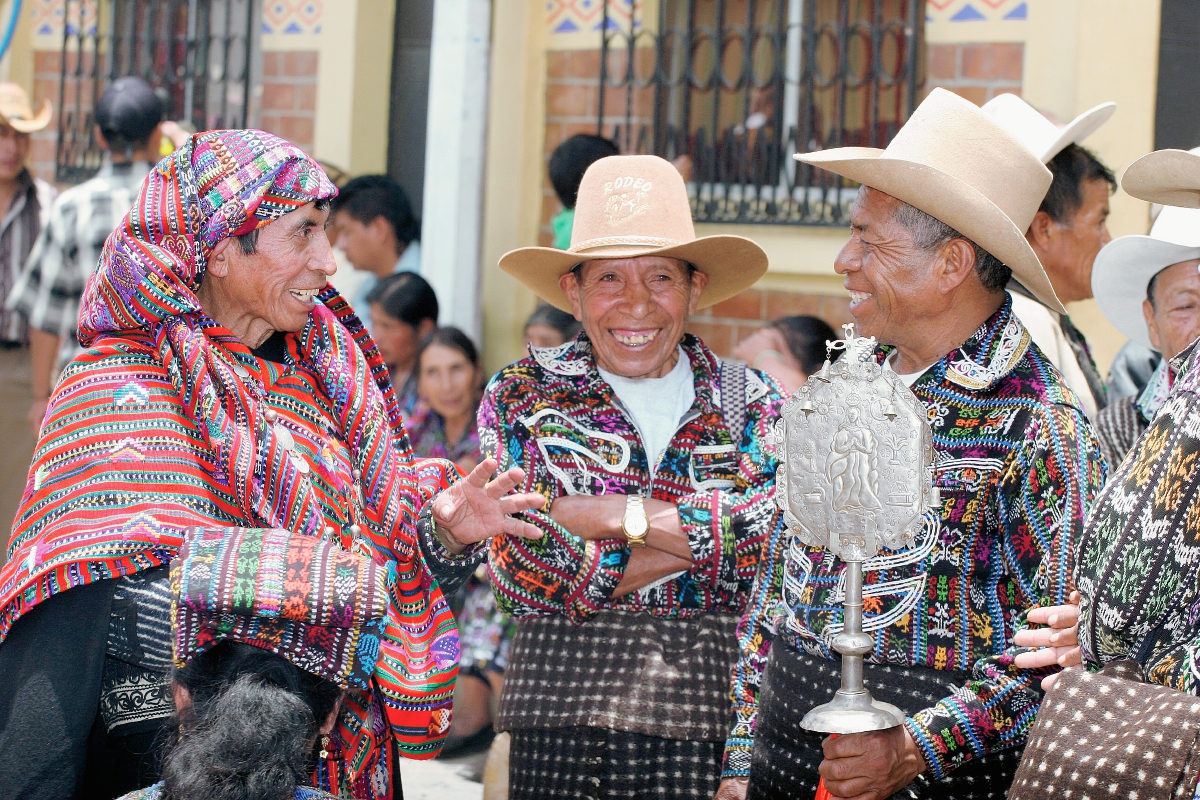El primer  alcalde de la cofradía de Santa María, en Sololá, se distingue por su vestuario de uso exclusivo  para su cargo civil y religioso.  (Foto Prensa Libre: Edwin Castro).
