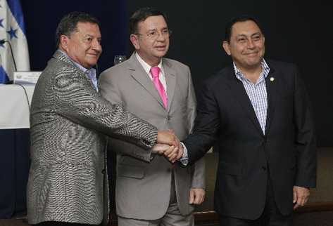 los ministros de Gobernación de Guatemala, El Salvador y Honduras, Mauricio López, David Munguía y  Pompeyo Bonilla, se saludan tras reunión.