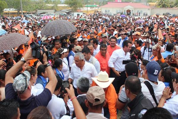 El mandatario, Pérez Molina llega a El Chal, Petén. (Foto Prensa Libre: Rigoberto Escobar) <br _mce_bogus="1"/>