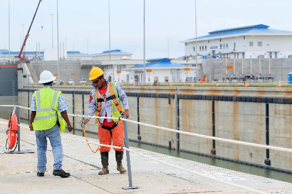 Trabajadores dan últimos acabados en la esclusa Cocolí, próximo a inaugurar. (EFE).