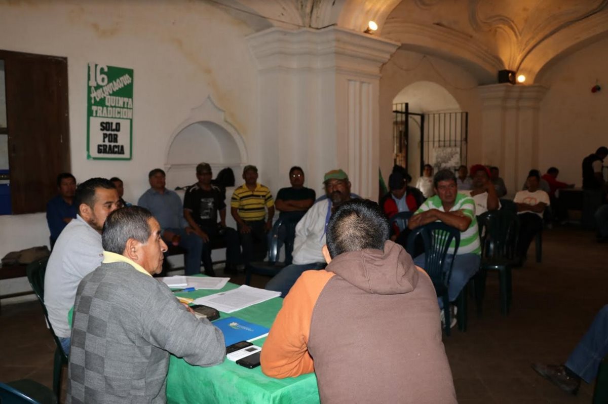 Los sindicalistas del CNPAG exigen a los diputados aprobar la iniciativa de ley 52-63 para evitar el colapso de la institución. (Foto Prensa Libre: Julio Sicán)