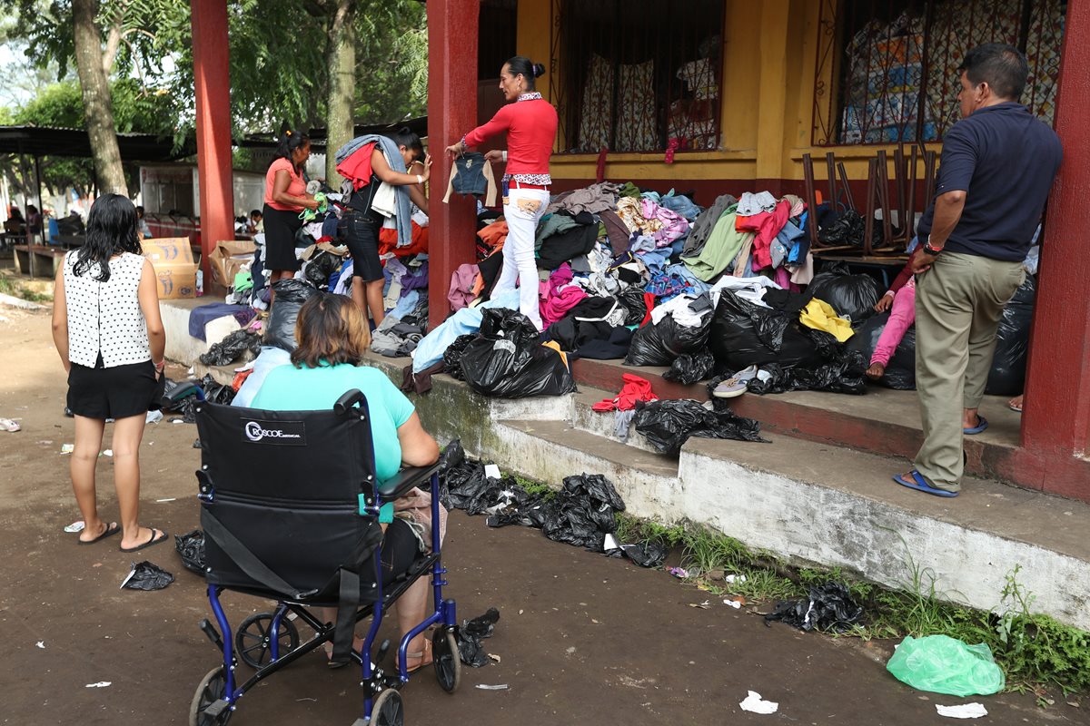Escuelas servirán de albergues para las familias hasta que se habiliten módulos temporales en otras instalaciones. (Foto Prensa Libre: Esbin García)