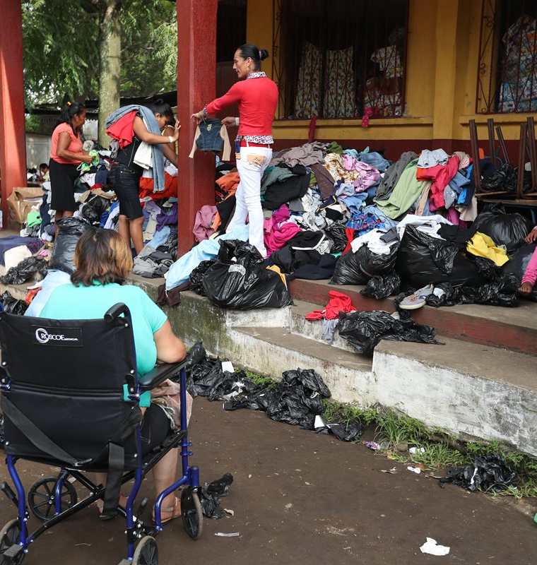 Escuelas servirán de albergues para las familias hasta que se habiliten módulos temporales en otras instalaciones. (Foto Prensa Libre: Esbin García)