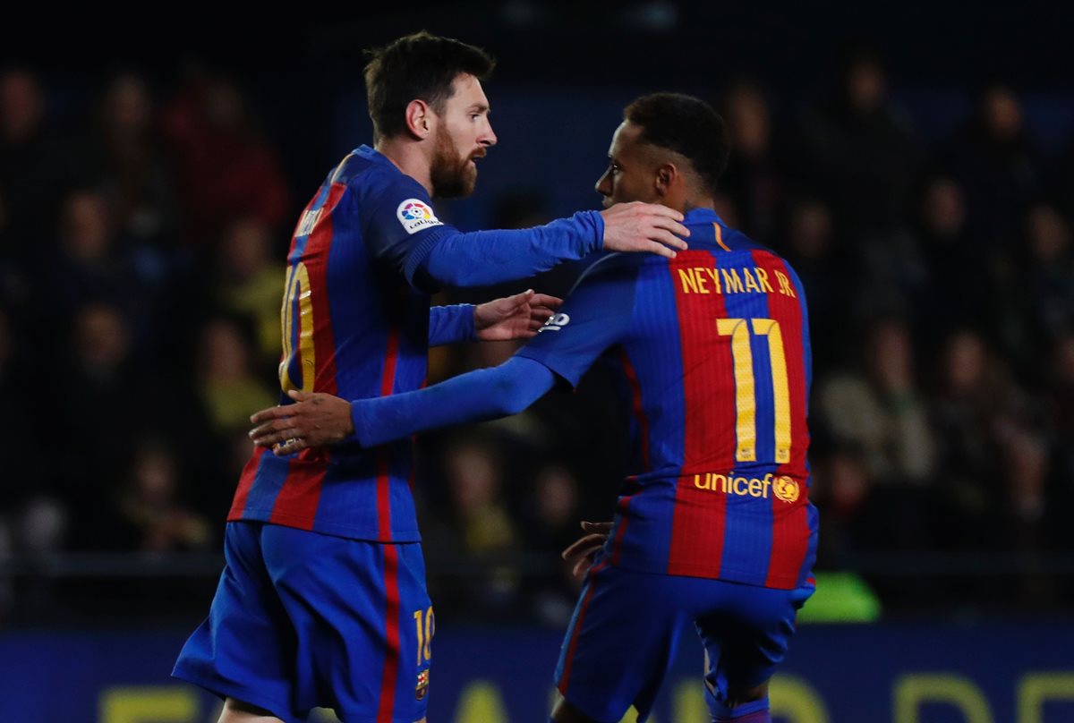 El argentino Lionel Messi celebra junto al brasileño Neymar después de anotar el gol del empate del FC Barcelona de visita al Villarreal. (Foto Prensa Libre: AFP)