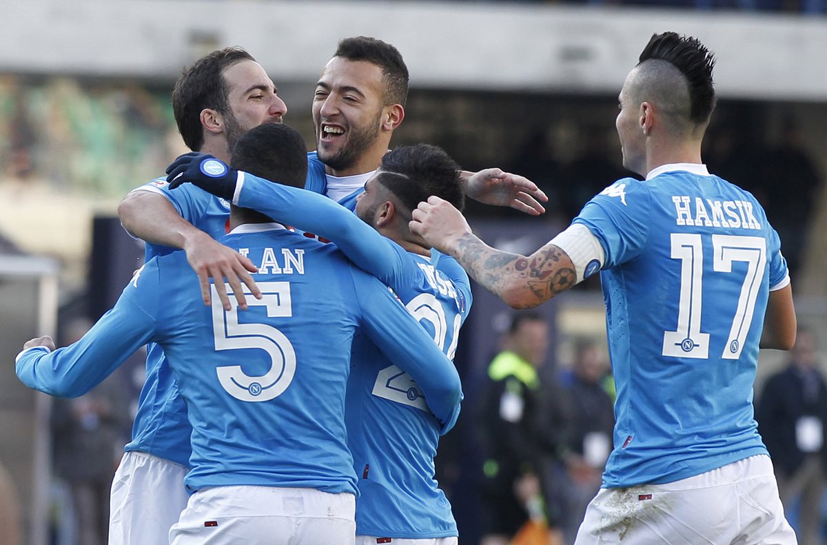 Higuaín cooperó con goles en la victoria del Nápoli. (Foto Prensa Libre: AP)