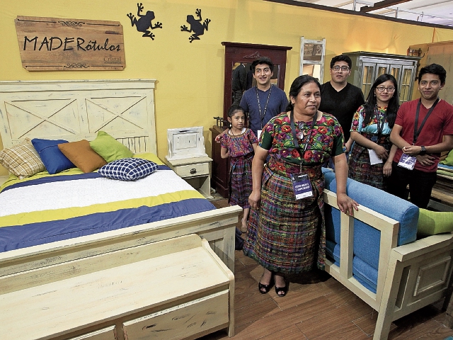 La familia Surec Costop, de Tecpán Guatemala,    fabrica muebles desde hace 23 años y  participa desde 2001 en Expomueble. (Foto Prensa Libre: Carlos Hernández)