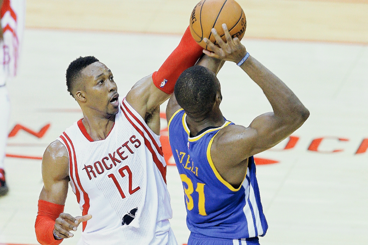 Dwight Howard (12) de los Rockets, captado en el tercer juego del lunes. (Foto Prensa Libre: AFP)