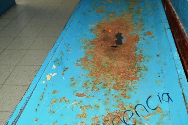 Camilla en  mal estado que es utilizada  en el Hospital Regional de Cuilapa, Santa Rosa. (Foto Prensa Libre: Oswaldo Cardona)