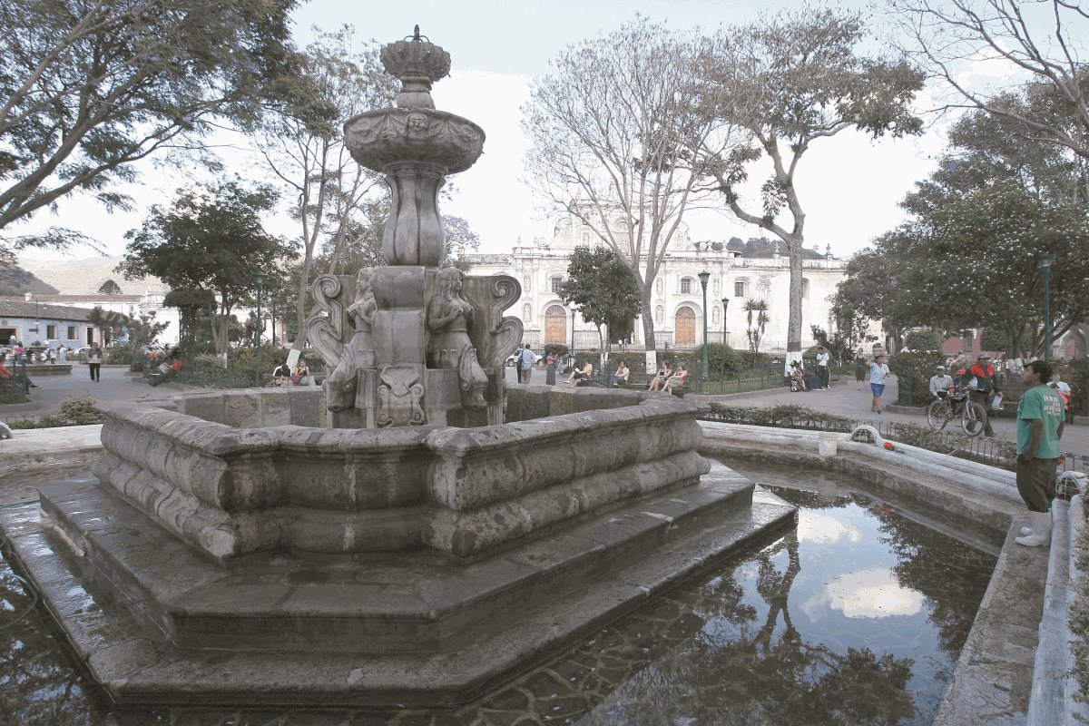 La fuente de las Sirenas, ubicada en la plaza mayor de antigua Guatemala es considerada la más antigua. (Foto: Hemeroteca PL)
