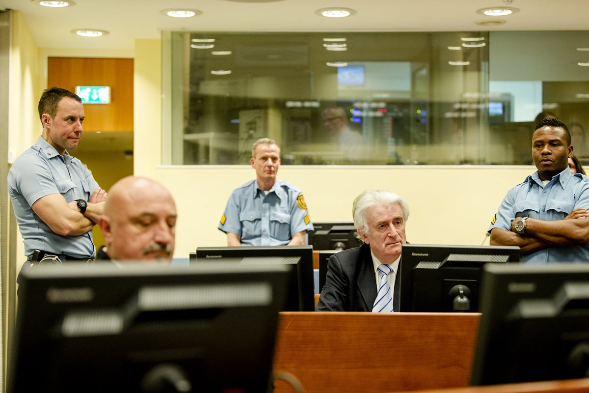 Radovan Karadzic, exlíder serbobosnio, es condenado a 40 años de cárcel por genocidio. (Foto Prensa Libre: AFP)