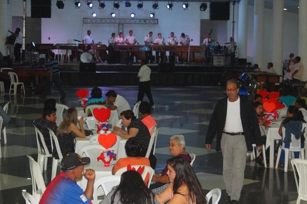 Algunos vecinos de Gualán, Zacapa, disfrutaron el domingo último de un ensamble de marimbas. (Foto Prensa Libre: Julio César Vargas)