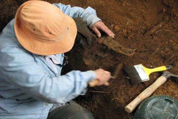 Forense, en labor de búsqueda de osamentas de víctimas de la guerra, en Baja Verapaz.