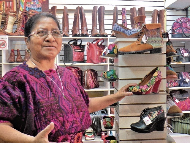 Manuela Tecún Xon, una de las propietarias de la empresa Makario´s Artesanos, de Panajachel, muestra la diversidad de sus diseños.(Foto Prensa Libre: Ángel Julajuj)