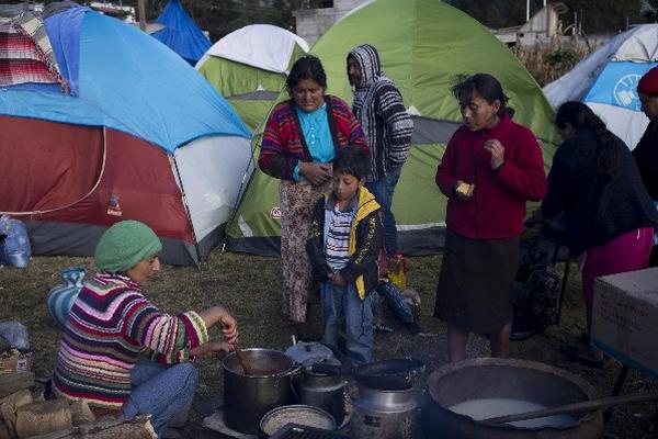 Pobladores de   comunidades afectadas por el terremoto viven en tiendas de campaña y cocinan   a la intemperie, después de  haber perdido sus casas.
