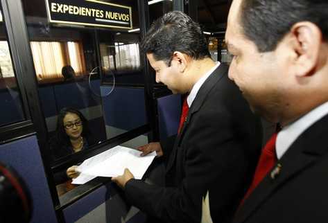 El diputado Álvaro Trujillo de la bancada Líder presentó este día una acción de inconstitucionalidad contra varios artículos de la Actualización Tributaria. (Foto Prensa Libre: Álvaro Interiano)