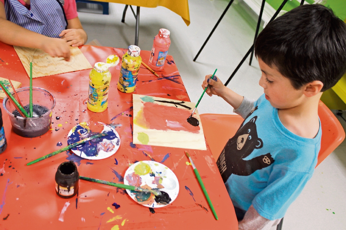 Las distintas manifestaciones del arte deben estar al alcance de los niños para que desarrollen el gusto por ellas. (Foto Prensa Libre: Óscar Rivas)
