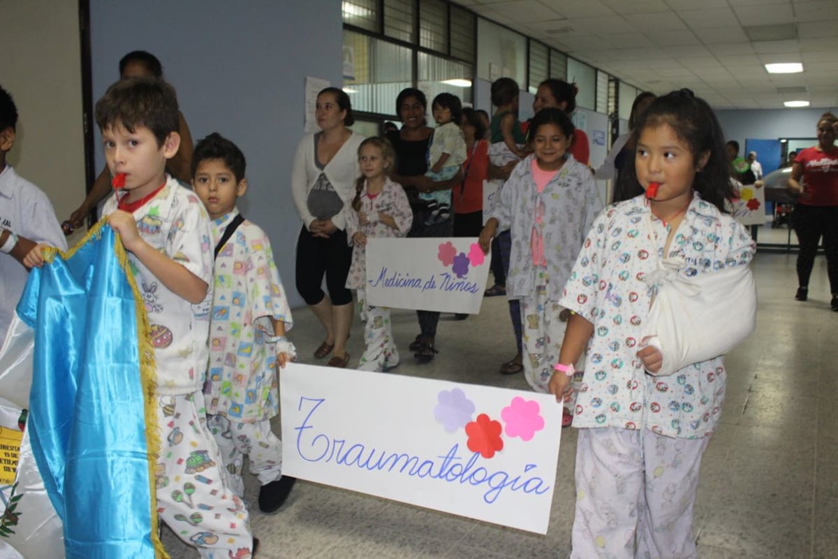 Al terminar el desfile, los niños se reunieron para participar en un acto cívico. (Foto Prensa Libre: Hospital San Juan de Dios)