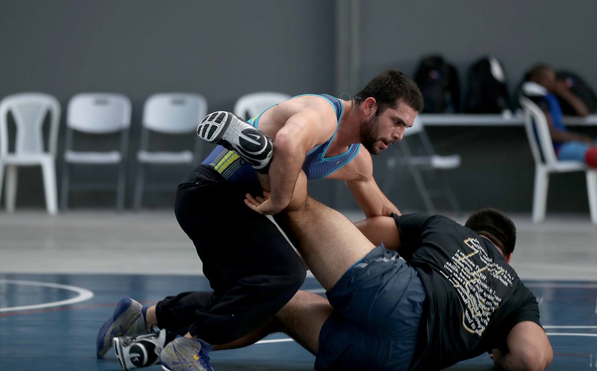 El equipo de Lucha de Guatemala se prepara para su debut este domingo 3 de diciembre en Managua. (Foto Prensa Libre: Carlos Vicente)