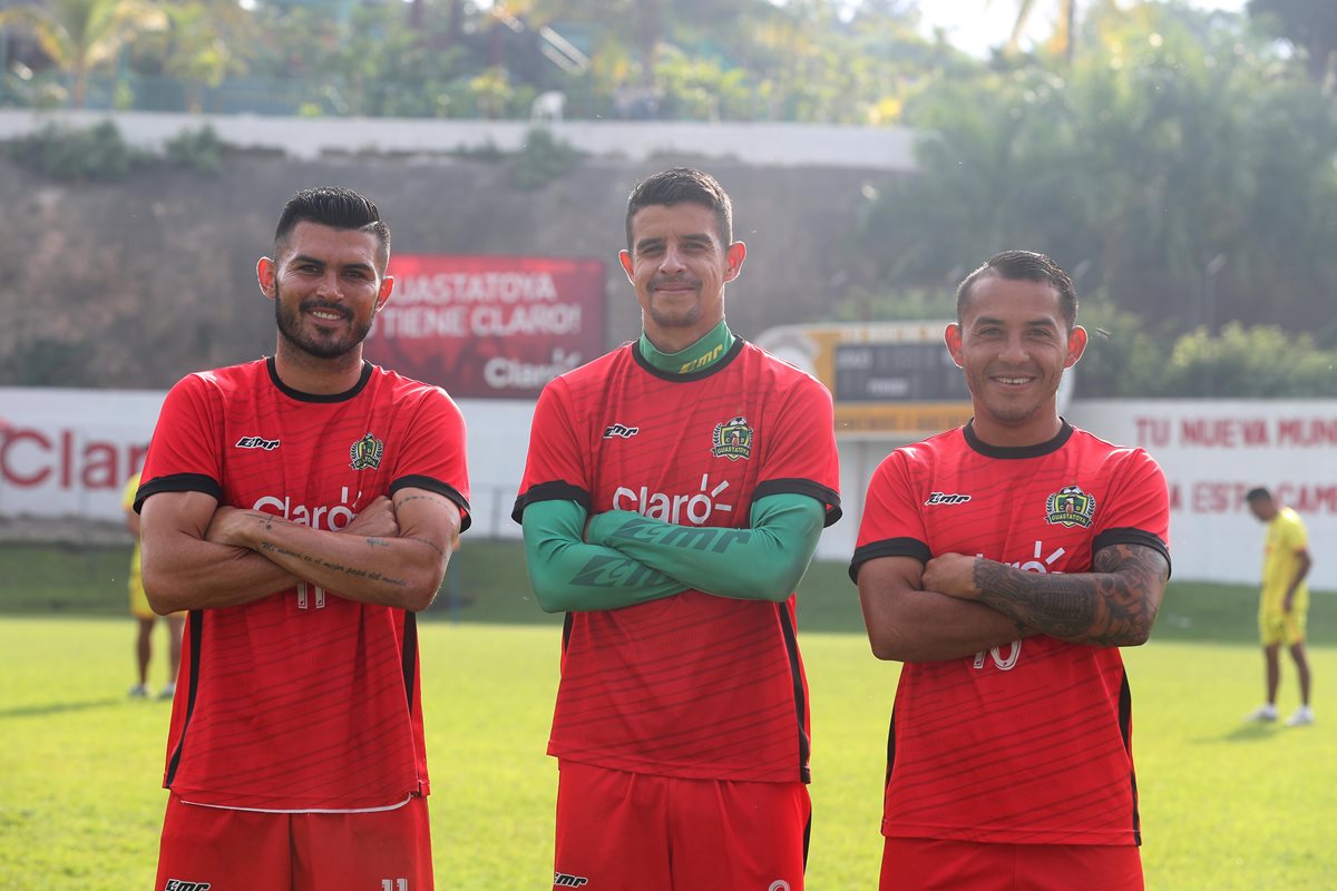 La legión costarricense de Guastatoya espera que el cuadro pechoamarillo consiga el bicampeonato. (Foto Prensa Libre: Edwin Fajardo)