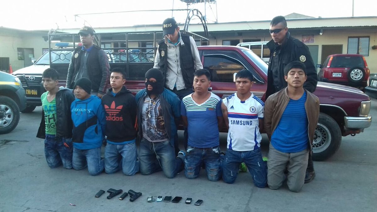 Capturados en Chimaltenango son custodiados por agentes de agentes de la PNC. (Foto Prensa Libre: PNC)