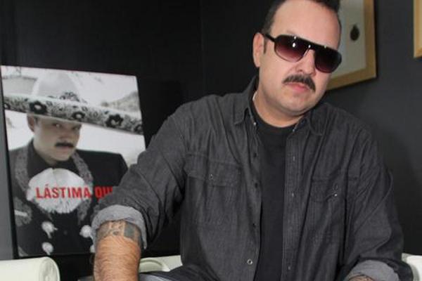 Pepe Aguilar lanzó en EE.UU. el álbum Lástima que sean ajenas, un homenaje al ícono de la canción ranchera Vicente Fernández. (Foto Prensa Libre: EFE)