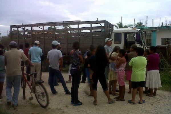 Un anciano murió de manera accidental al ser aplastado por su propio camión cuando revisaba una llanta de este. (Foto Prensa Libre: Rigoberto Escobar)<br _mce_bogus="1"/>