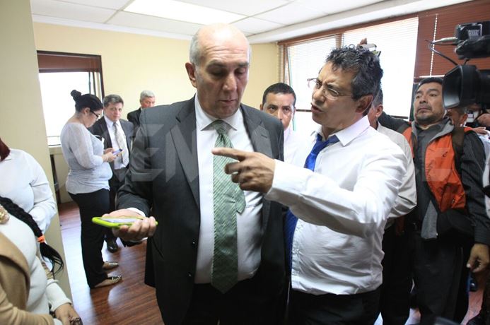 El diputado Marvin Orellana discute con el presidente del Congreso, Mario Taracena, por el uso de la oficina de Luis Rabbé. (Foto Prensa Libre: Esbin García)
