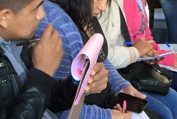 La fotografía compartida por AnOnymouGT donde se ve a los supuestos fiscales de Líder. (Foto Prensa Libre: Twitter)