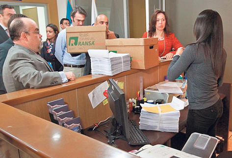 Representantes de las tres empresas de telefonía, en el momento de entregar a la SIT los seis millones de números que tenían asignados. (Foto Prensa Libre: Hemeroteca PL)