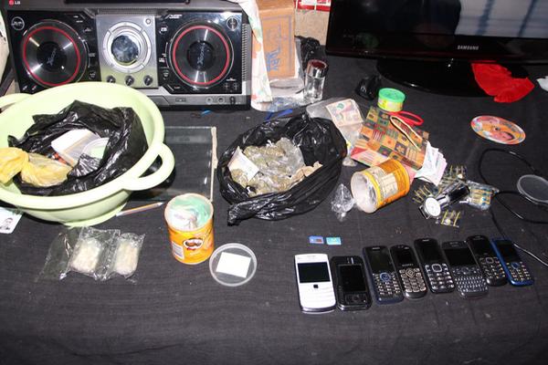 Las autoridades decomisaron celulares, droga y dinero en efectivo. (Foto Prensa Libre: PNC)<br _mce_bogus="1"/>