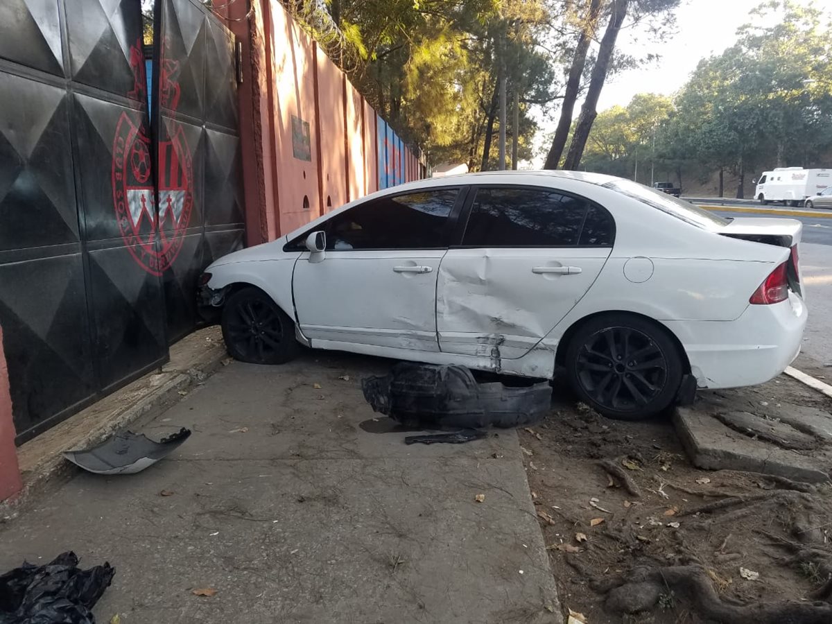 El automóvil de Othoniel Arce chocó contra uno de los portones de la preferencia del estadio El Trébol. (Foto Prensa Libre: Cortesía Jonathan Tamayac/Guatefutbol)