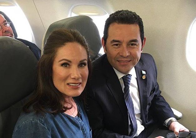 La comunicadora Gloria Calzada se tomó una fotografía junto al presidente de Guatemala, Jimmy Morales. (Foto Prensa Libre: Tomada de Facebook)