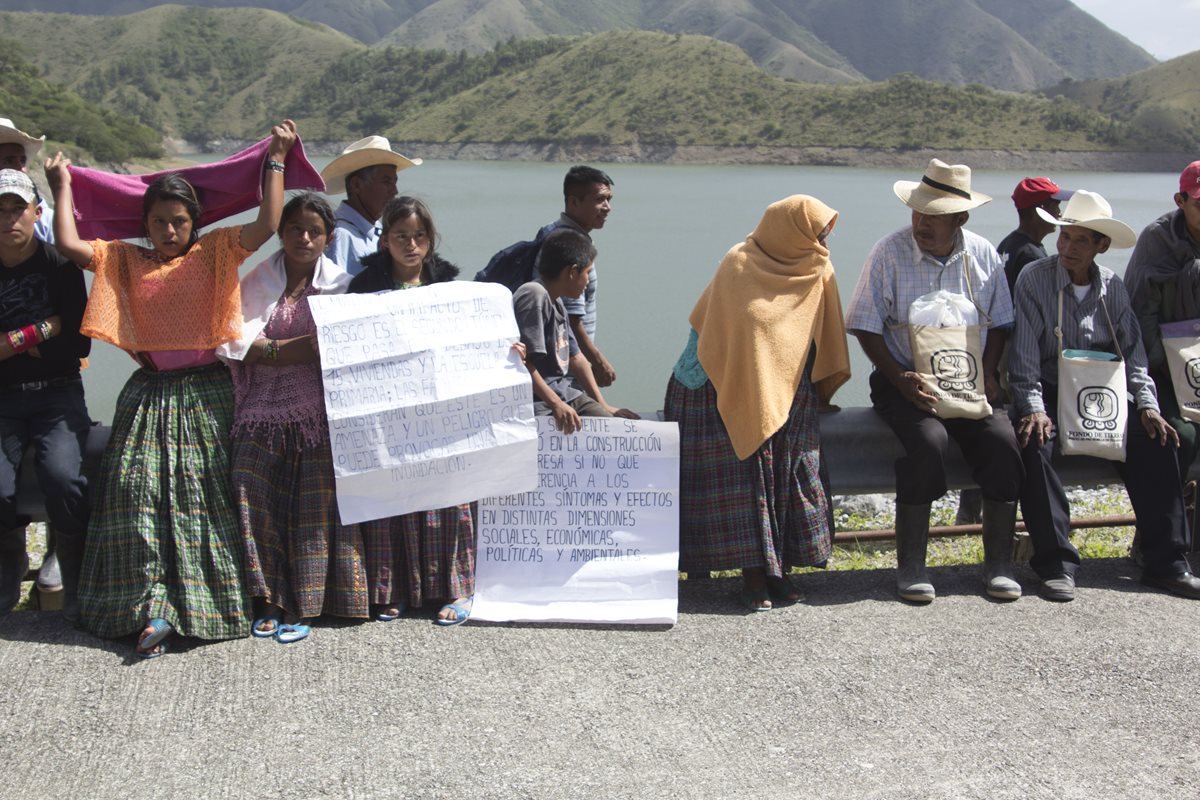 Familias han ocupado las instalaciones en varias ocasiones en demanda de atención. (Foto Prensa Libre: Hemeroteca PL)