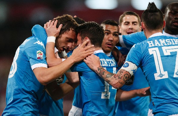 Manolo Gabbiadini celebra con sus compañeros uno de los dos goles en el triunfo contra Bolonia. (Foto Prensa Libre: AFP)