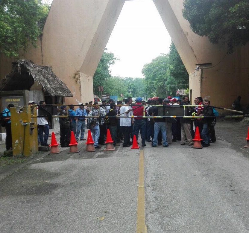 Paso de vehículos queda bloqueado por trabajadores del Parque Nacional Tikal, quienes piden cumplimiento de pagos atrasados. (Foto Prensa Libre: Rigoberto Escobar)