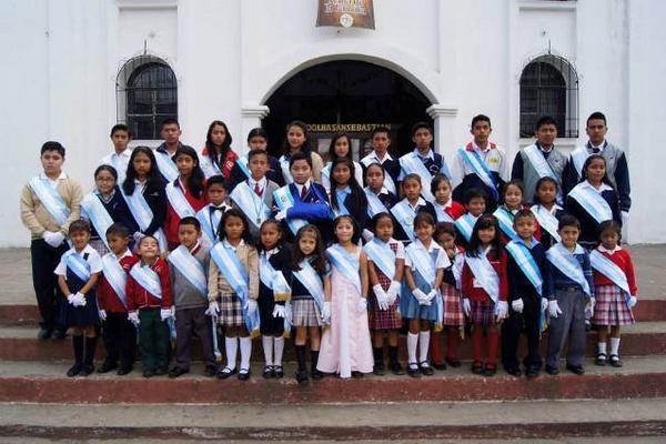 Estudiantes destacados que visitaron la comuna de El Tejar permanecen   frente a la iglesia católica de ese municipio. (Foto Prensa Libre:   Miguel López)