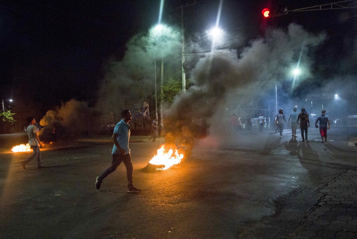 Un grupo de personas quema llantas durante una protesta el jueves último en Managua, Nicaragua.(Foto Prensa Libre: EFE)