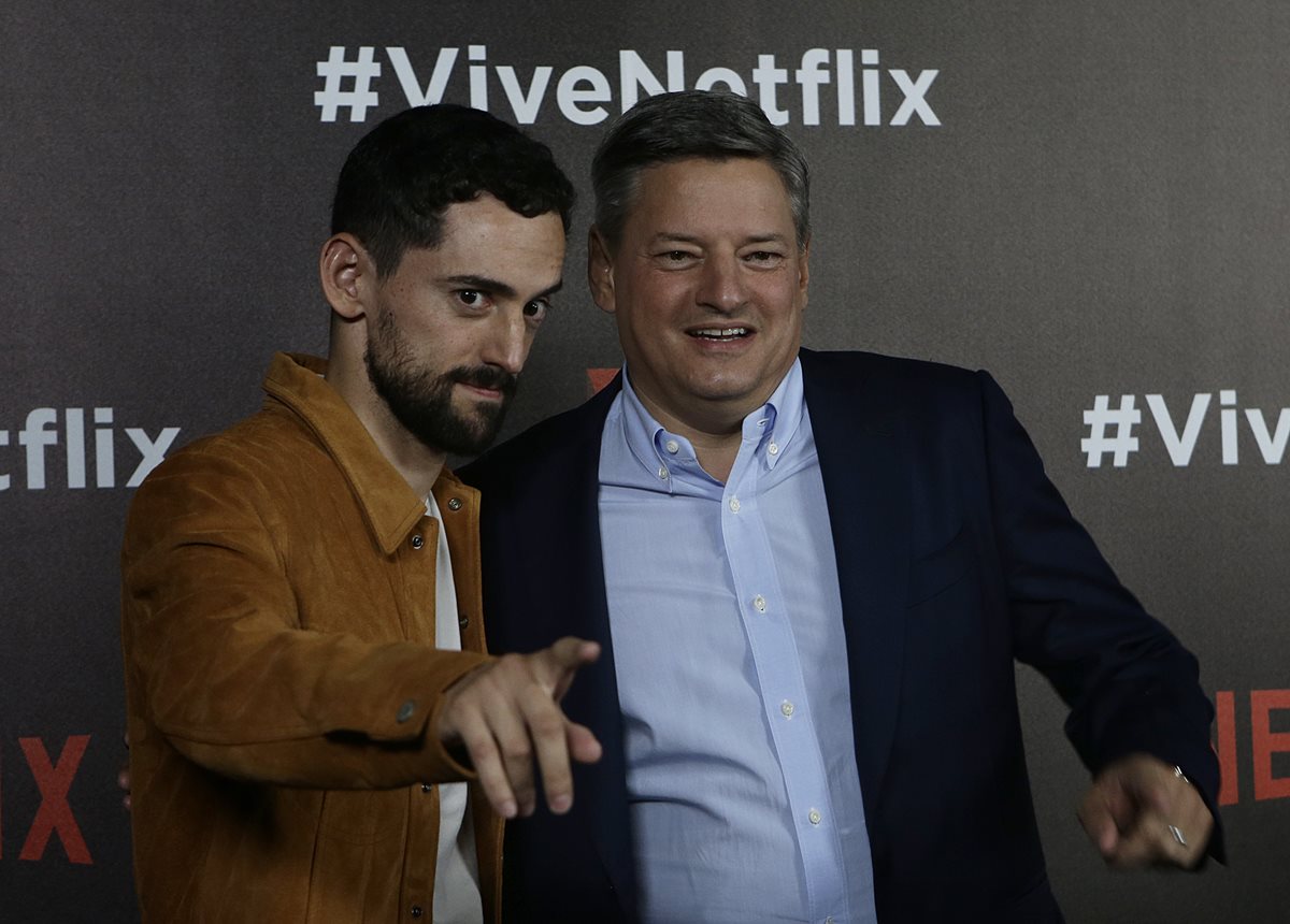 El actor Luis Gerardo Méndez, izquierda, quien es "Chava" en "Club de Cuervos", junto a Ted Sarandos, director ejecutivo de Netflix (Foto Prensa Libre: AP).