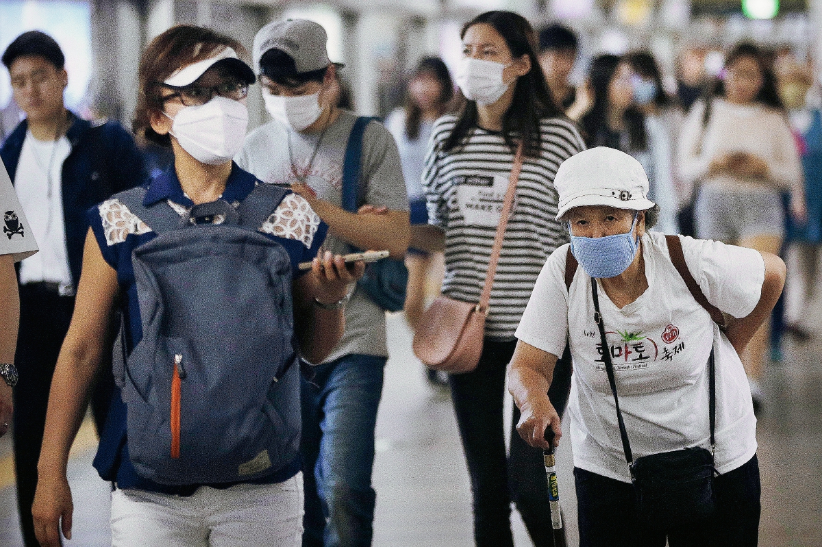 Los pasajeros utilizan  máscaras como medida de precaución contra el virus MERS en Seúl, Corea del Sur. (Foto Prensa Libre:AFP).