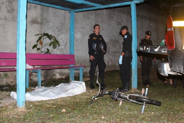 El cadáver de Enner Saúl Samayoa Recinos quedó junto a una bicicleta, en un campo de fútblo de San Benito, Petén. (Foto Prensa Libre: Rigoberto Escobar)