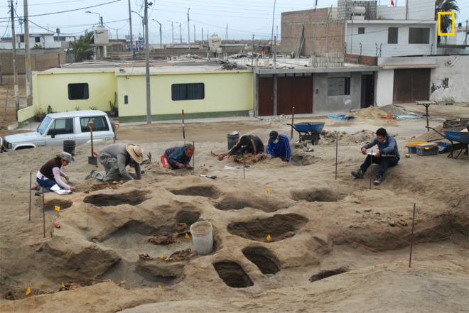 Los restos de niños y animales fueron encontrados en medio de un complejo de viviendas residenciales en el distrito de Huanchaco, al norte de Perú. GABRIEL PRIETO/NATIONAL GEOGRAPHIC