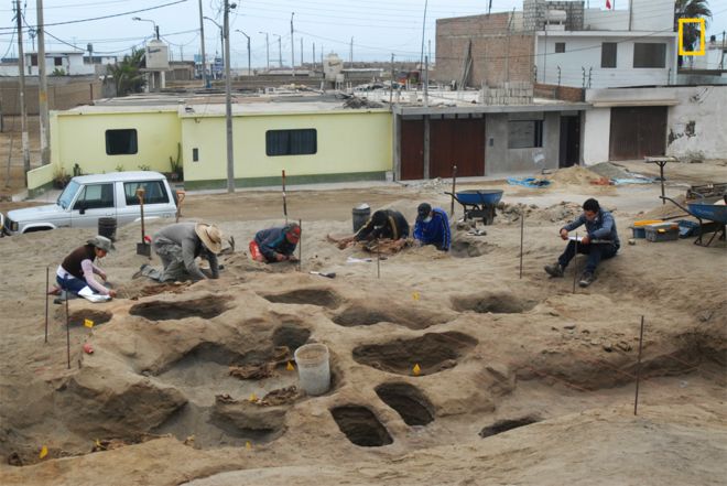 Los restos de niños y animales fueron encontrados en medio de un complejo de viviendas residenciales en el distrito de Huanchaco, al norte de Perú. GABRIEL PRIETO/NATIONAL GEOGRAPHIC