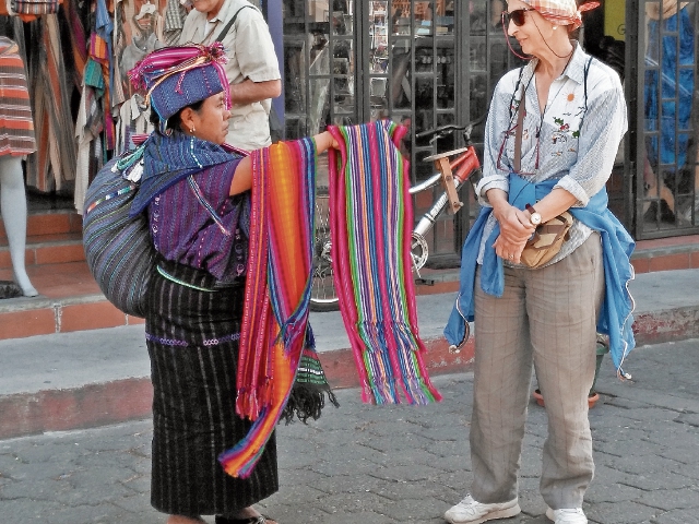 Una vendedora de Sololá, donde viven las mujeres más bajas de Guatemala, ofrece sus productos a una turista, lo que deja en evidencia la diferencia de estatura de las guatemaltecas con las mujeres extranjeras. (Foto Prensa Libre: Ángel Julajuj)