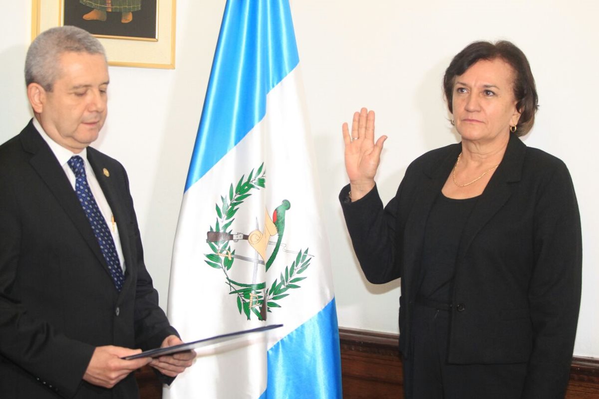 El secretario general de la Presidencia Carlos Martínez juramenta a Anabella Morfín como nueva jefe de la PGN. (Foto Prensa Libre: Esbin García)
