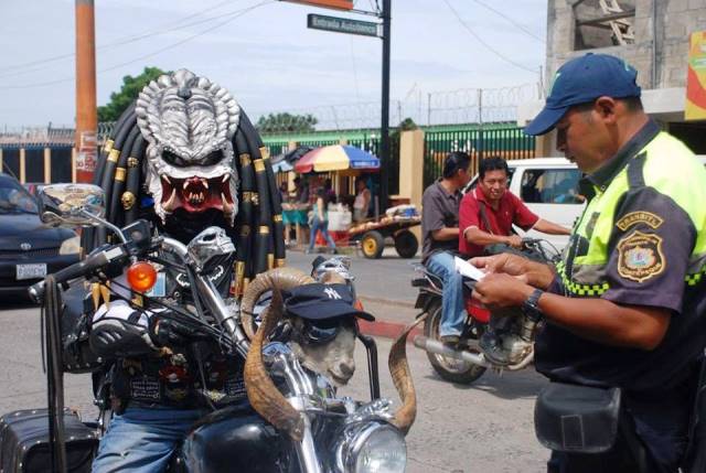 La PMT de Coatepeque detuvo a Adalberto Alvarado, durante un operativo en el bulevar Henry Sierra. (Foto Prensa Libre: tomada del Facebook TCN Canal 2 Quiché)
